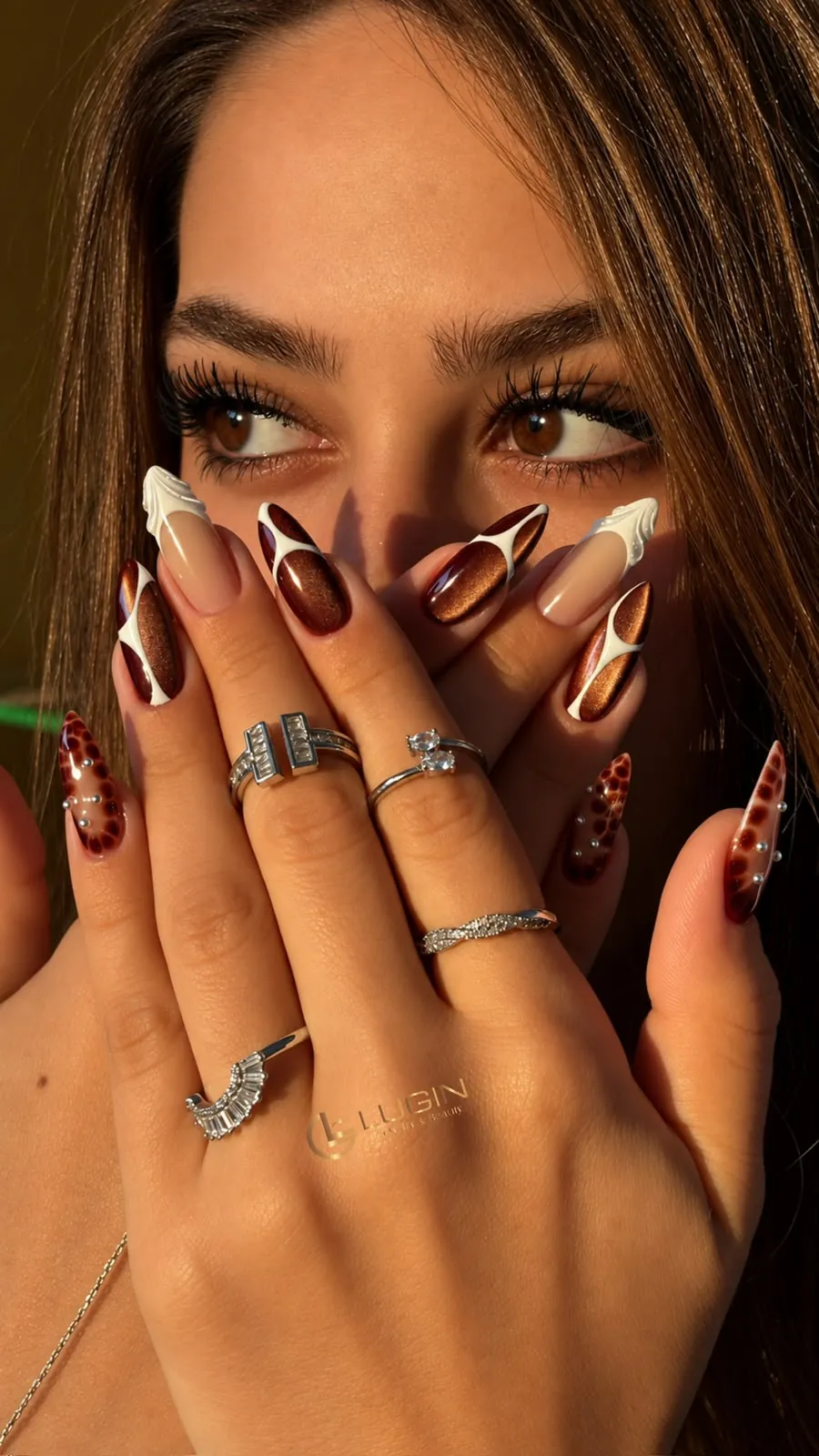 Kahverengi ve beyaz dalga desenli nail art